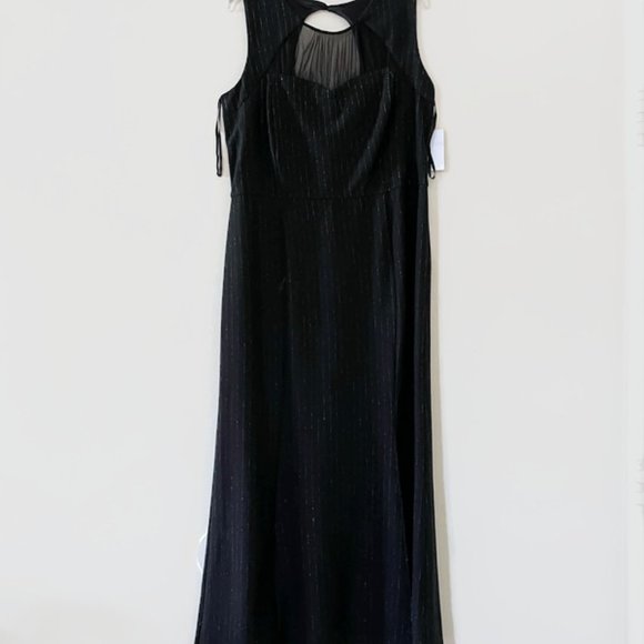 Sleeveless dress with keyhole opening - Picture 2 of 14